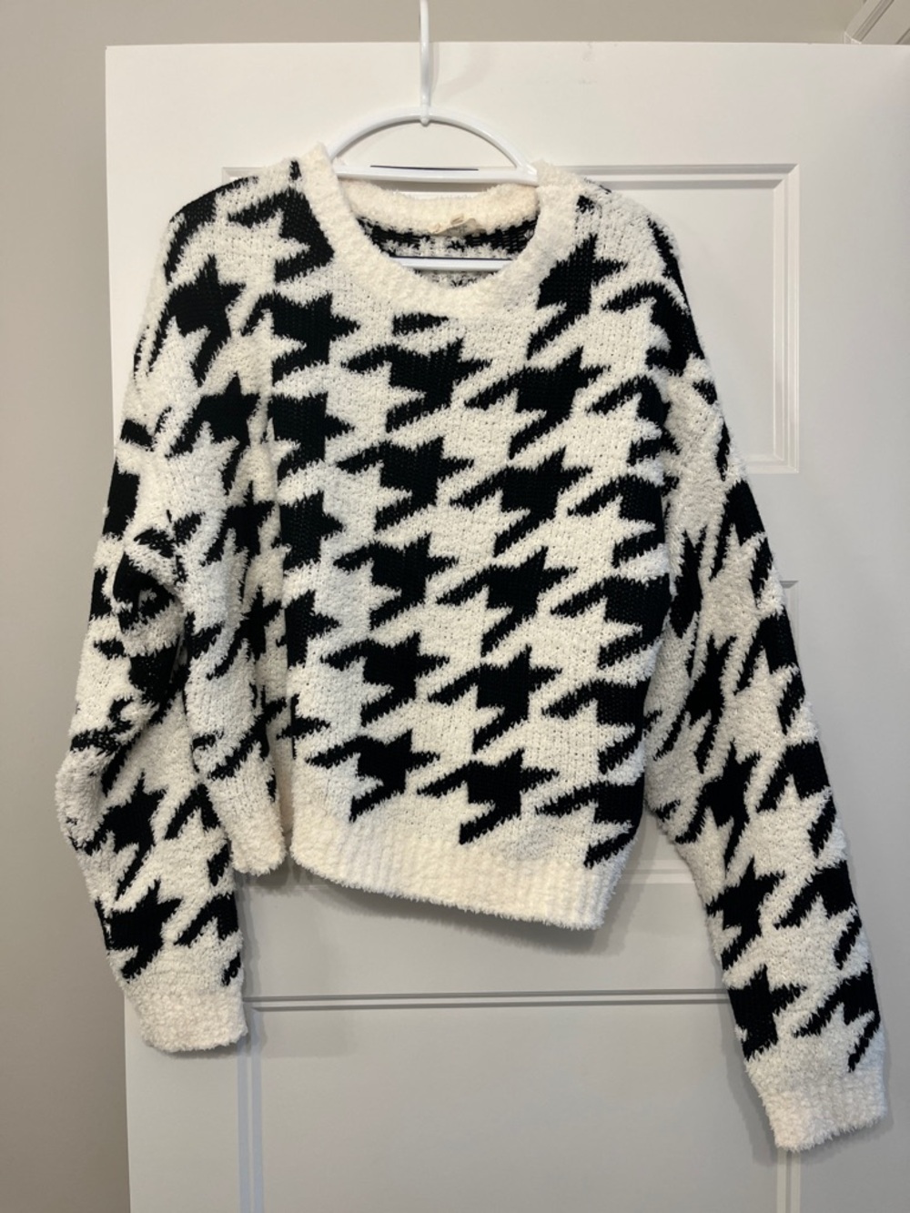 Cozy Houndstooth Crewneck Sweater - Black & White